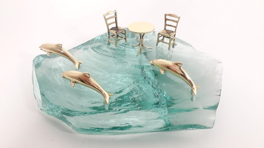 ΚΑΦΕΝΕΙΟ ΤΡΙΑ ΔΕΛΦΙΝΙΑ ΑΠΟ ΜΠΡΟΥΝΤΖΟ ΠΑΝΩ ΣΕ ΠΡΑΣΙΝΟ ΓΥΑΛΙ