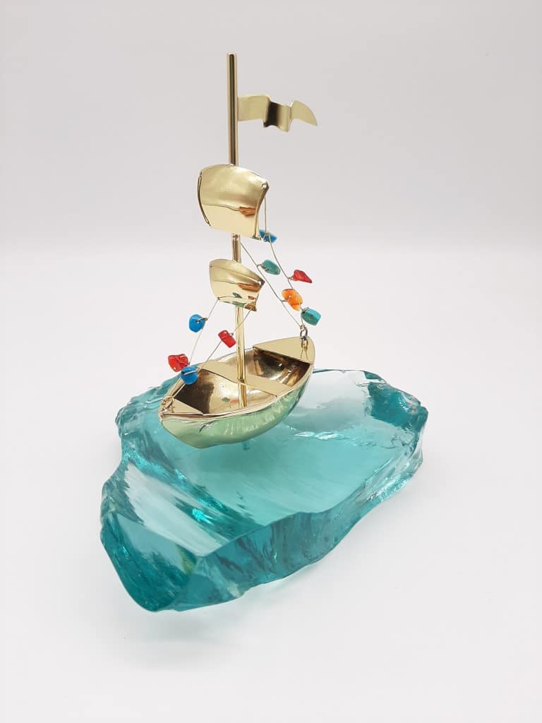 ΓΙΟΡΤΙΝΟ ΚΑΡΑΒΙ ΑΠΟ ΜΠΡΟΥΤΖΟ ΠΑΝΩ ΣΕ ΓΥΑΛΙ