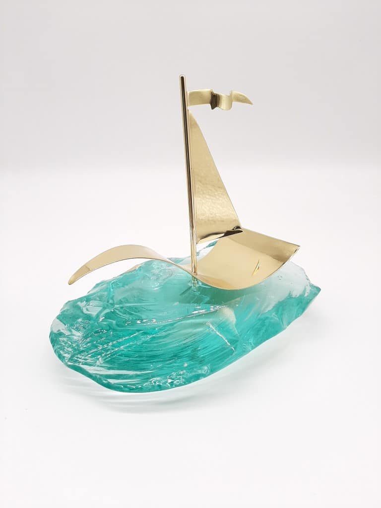 ΚΑΡΑΒΙ ΑΠΟ ΜΠΡΟΥΤΖΟ ΠΑΝΩ ΣΕ ΓΥΑΛΙ, ΣΕ ΜΟΝΤΕΡΝΑ ΣΧΕΔΙΑΣΗ