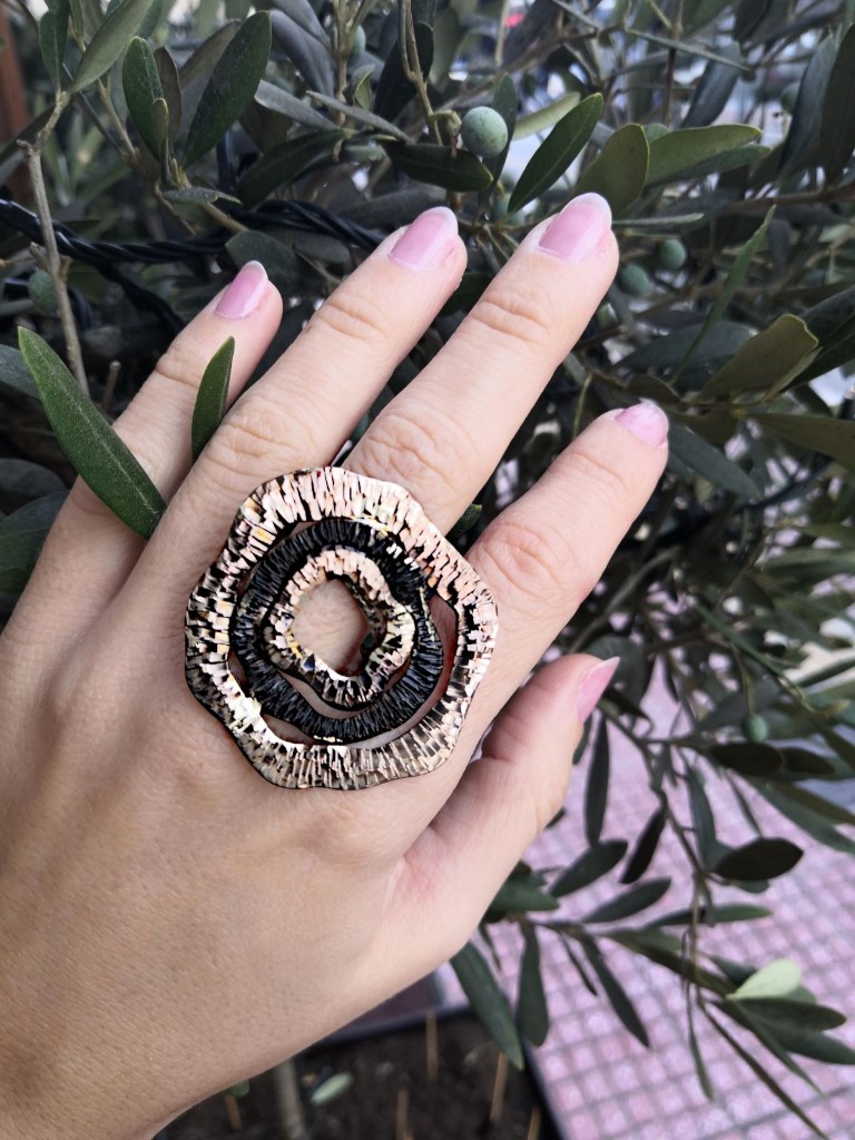 BRASS RING TKD38.170 (BLACK - GOLDEN COLOR)