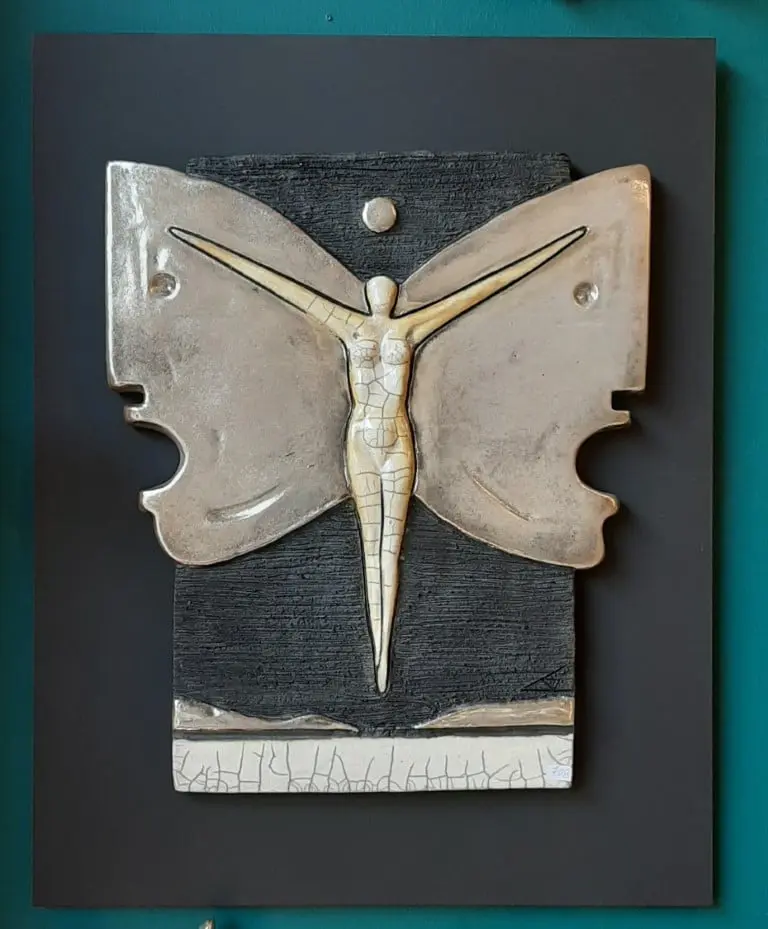 ΕΠΙΤΟΙΧΙΟ ΚΕΡΑΜΙΚΟ "ΔΙΛΗΜΜΑ  ΨΥΧΗΣ" ΠΑΝΩ ΣΕ ΤΑΜΠΛΟ ΑΠΟ ΞΥΛΟ