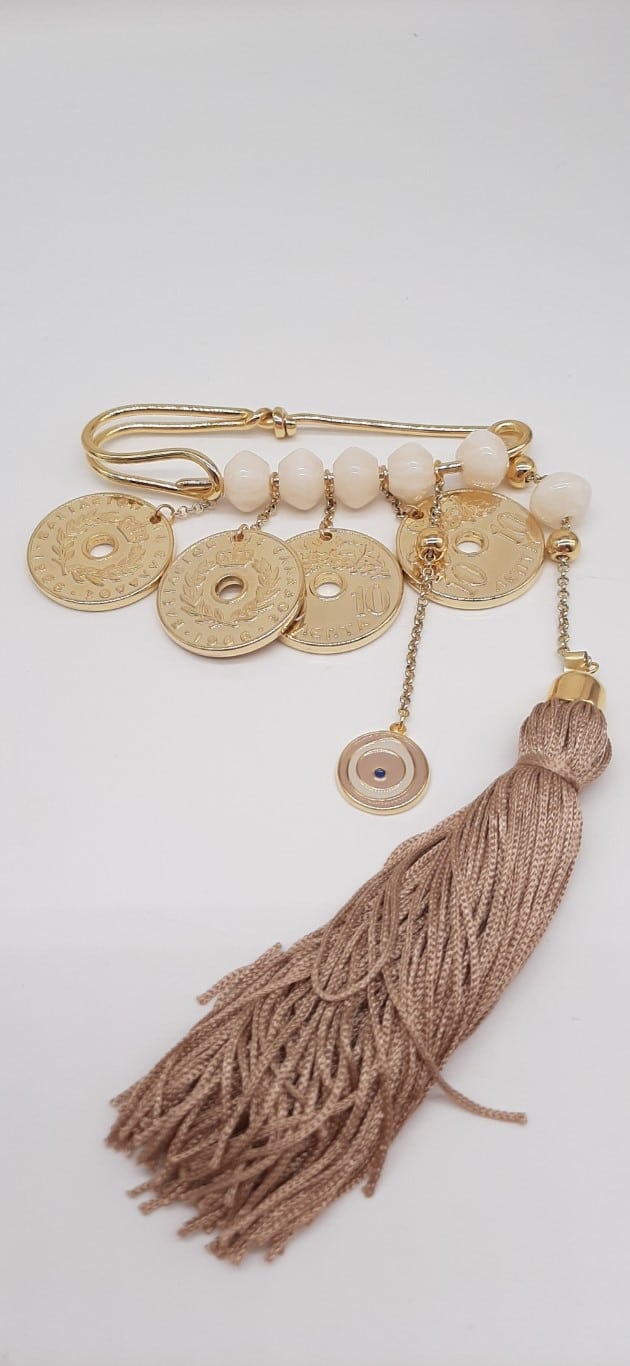 METAL SAFETY PIN WITH COINS