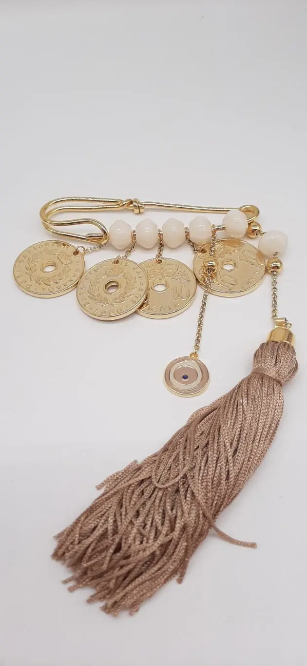 METAL SAFETY PIN WITH COINS