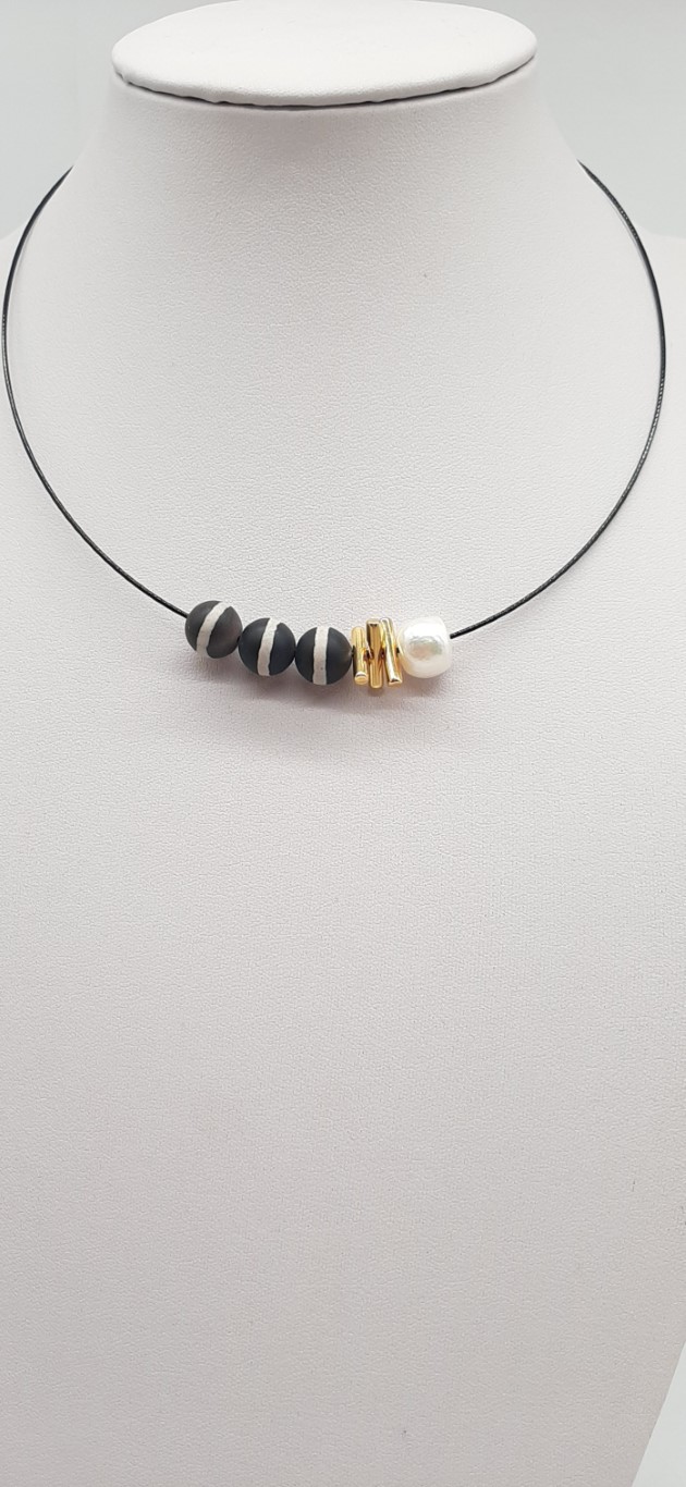 ΚΟΛΙΕ ΜΕ ΑΣΠΡΟΜΑΥΡΟΥΣ ΑΧΑΤΕΣ