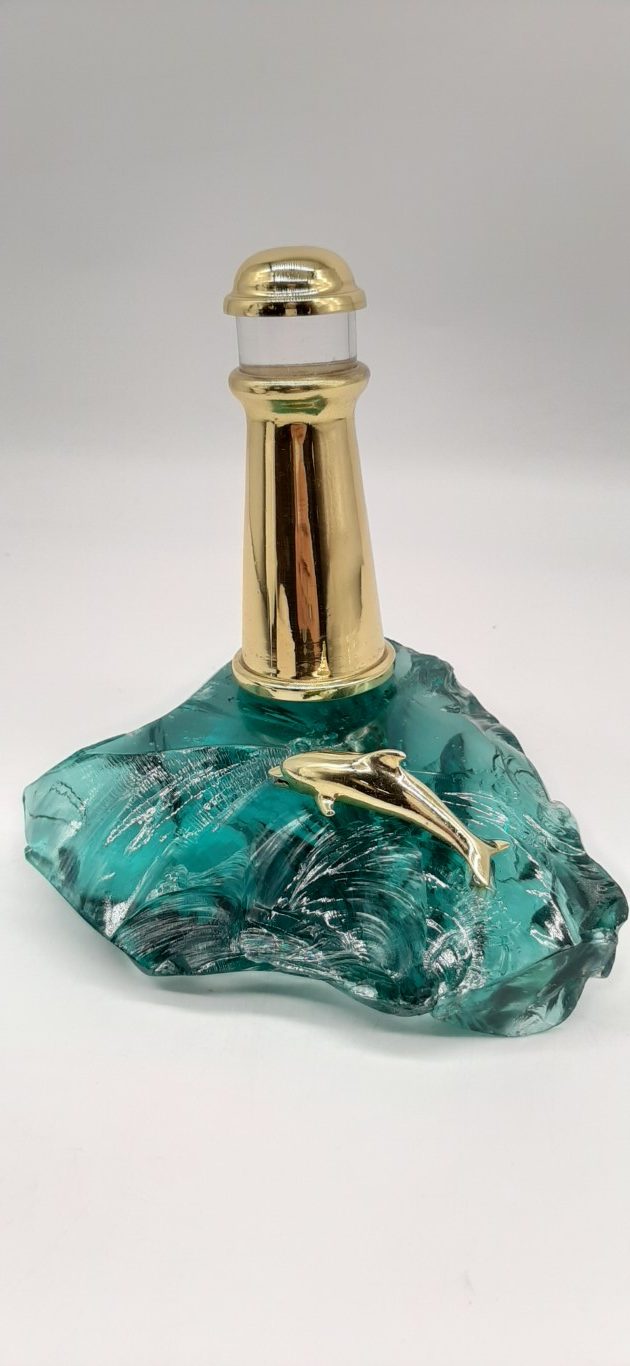 Ο ΦΑΡΟΣ ΚΑΙ ΤΟ ΔΕΛΦΙΝΙ ΠΑΝΩ ΣΕ ΓΥΑΛΙ