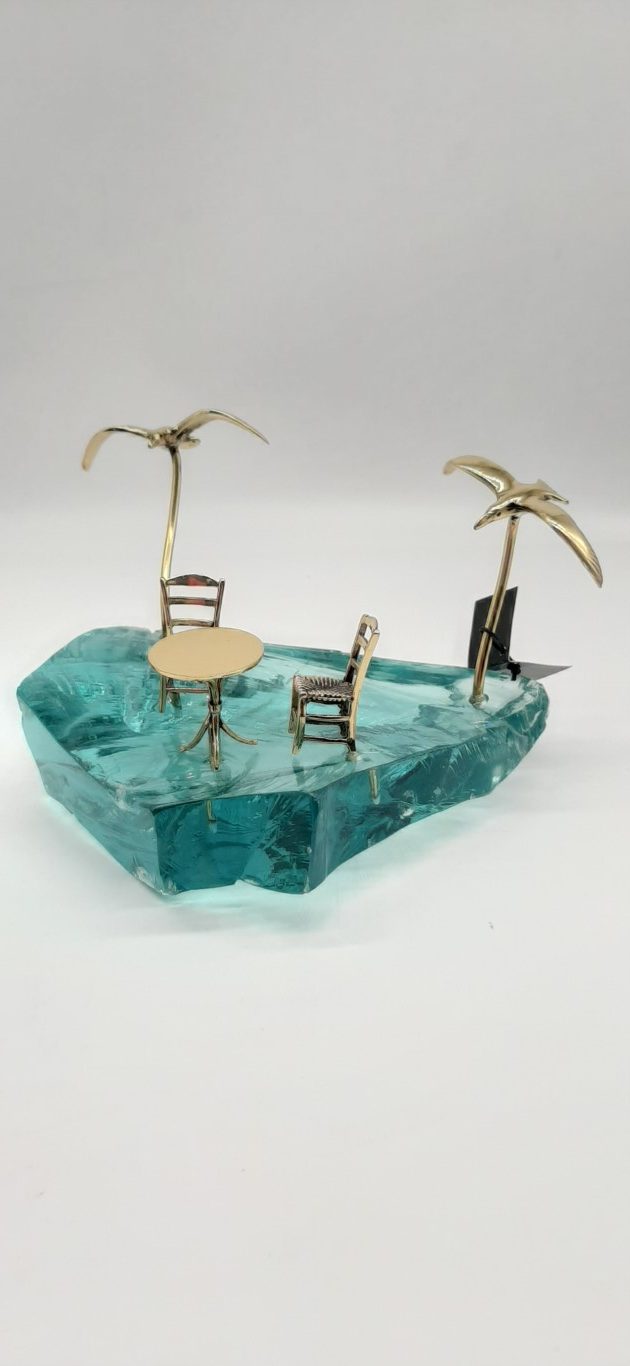 ΓΛΑΡΟΙ ΠΑΝΩΑΠΟ ΤΟ ΚΑΦΕΝΕΙΟ ΣΕ ΓΥΑΛΙ