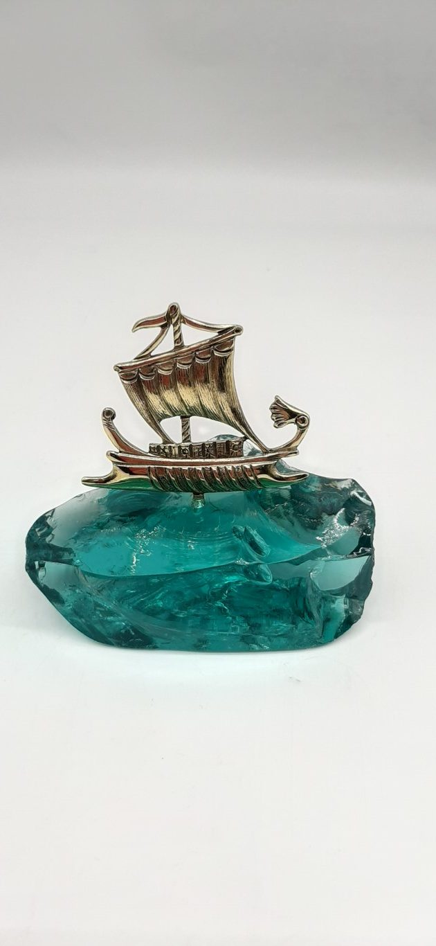 ΜΙΚΡΗ ΑΡΓΩ ΠΑΝΩ ΣΕ ΓΥΑΛΙ