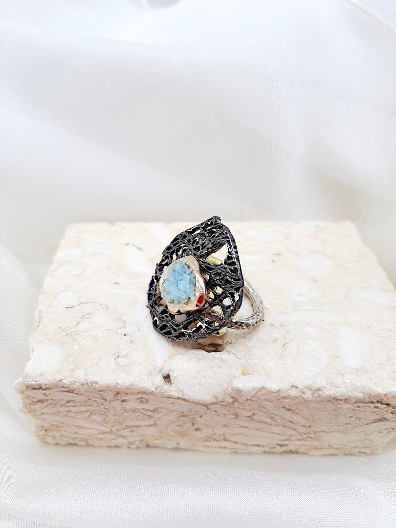 ΔΑΧΤΥΛΙΔΙ TKD1043.180, ΑΠΟ ΟΡΕΙΧΑΛΚΟ, ΓΑΛΑΖΙΟΥΣ ΚΡΥΣΤΑΛΛΟΥΣ ΚΑΙ ΑΣΗΜΕΝΙΑ ΓΑΜΠΑ