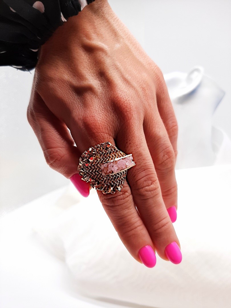 ΔΑΧΤΥΛΙΔΙ TKD1035.160 ΑΠΟ ΟΡΕΙΧΑΛΚΟ, ΡΟΖ ΚΡΥΣΤΑΛΛΟΥΣ ΚΑΙ ΑΣΗΜΕΝΙΑ ΓΑΜΠΑ