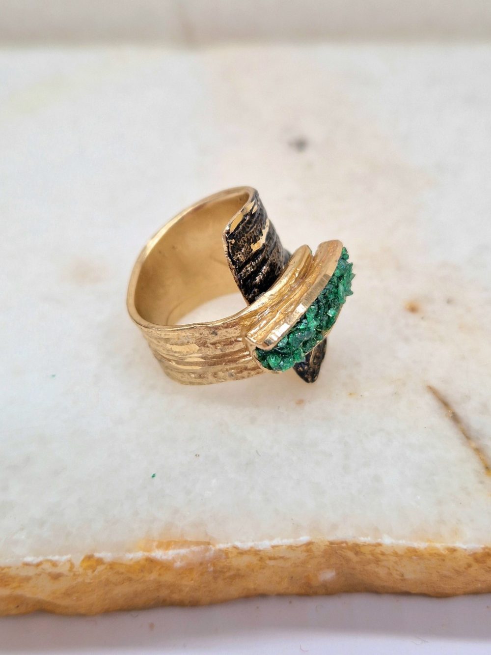 ΔΑΧΤΥΛΙΔΙ ΑΠΟ ΟΡΕΙΧΑΛΚΟ ΚΑΙ ΠΡΑΣΙΝΟΥΣ ΚΡΥΣΤΑΛΛΟΥΣ  TKD1009m.200GRN