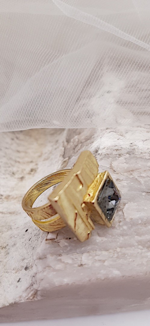 BRASS RING TIDE WITH GRAY PRECIOSA CRYSTAL