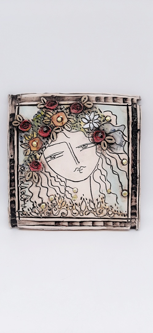 ΚΕΡΑΜΙΚΟ ΠΛΑΚΙΔΙΟ "ΤΟ ΚΟΡΙΤΣΙ ΜΕ ΤΑ ΠΟΛΥΧΡΩΜΑ ΛΟΥΛΟΥΔΙΑ ΣΤΑ ΜΑΛΛΙΑ"