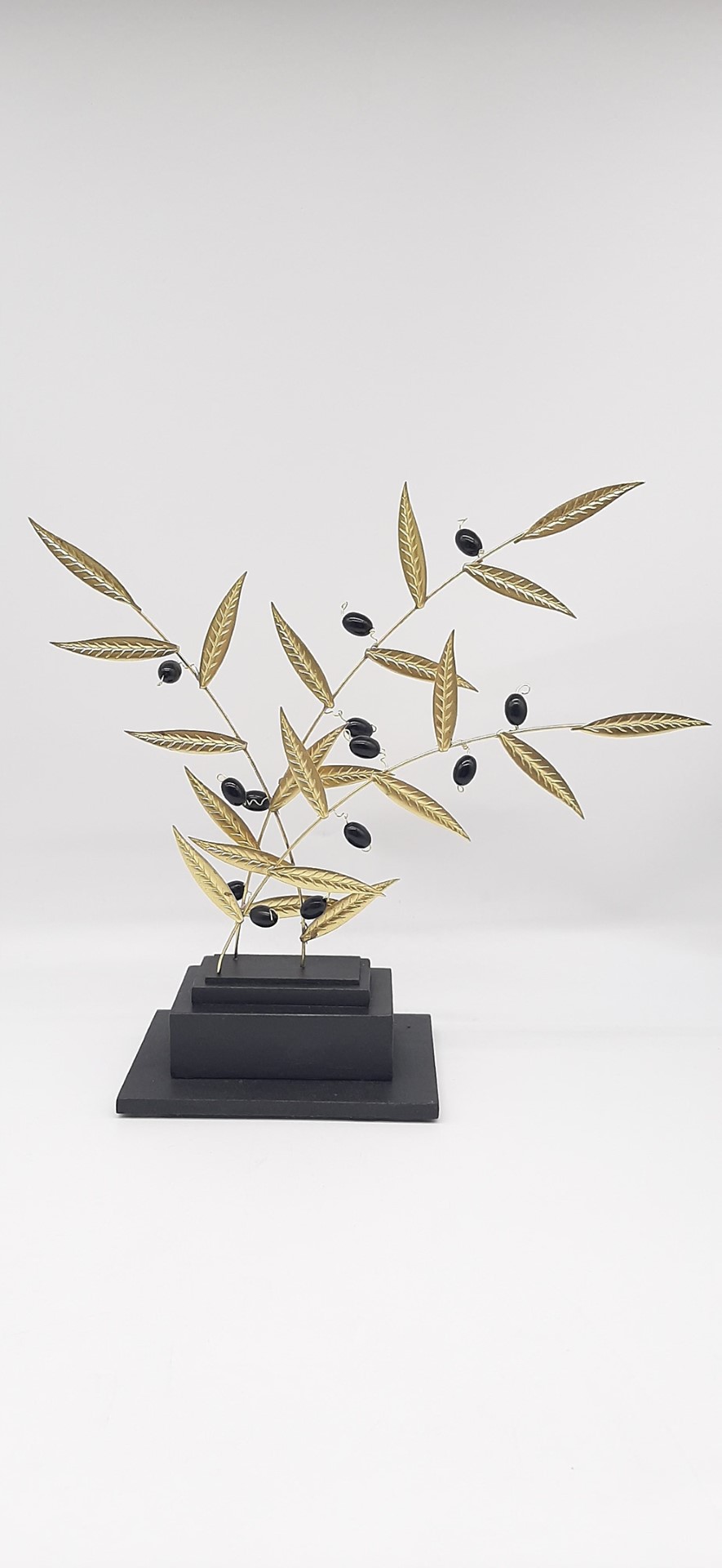 ΤΡΙΑ ΚΛΑΔΙΑ ΕΛΙΑΣ ΑΠΟ ΟΡΕΙΧΑΛΚΟ ΠΑΝΩ ΣΕ ΞΥΛΙΝΗ ΜΑΥΡΗ ΒΑΣΗ