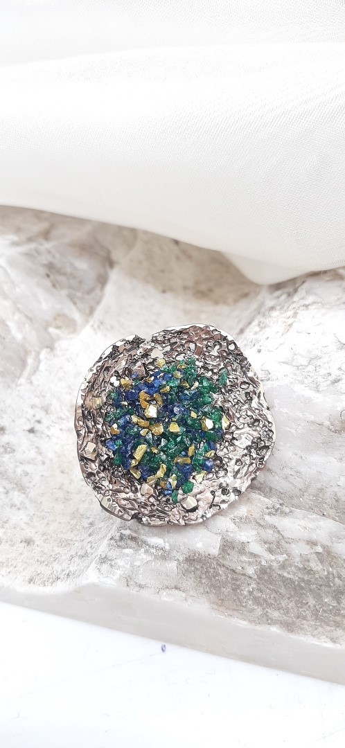 ΔΑΧΤΥΛΙΔΙ ΑΠΟ ΟΡΕΙΧΑΛΚΟ, ΠΡΑΣΙΝΟΥΣ ΚΡΥΣΤΑΛΛΟΥΣ ΚΑΙ ΑΣΗΜΕΝΙΑ ΓΑΜΠΑ