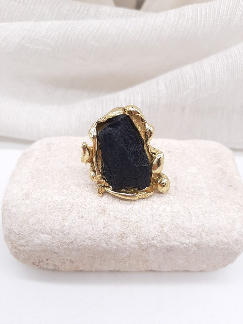 ΔΑΧΤΥΛΙΔΙ ΑΠΟ ΟΡΕΙΧΑΛΚΟ ΚΑΙ ΧΕΙΡΟΠΟΙΗΤΗ, ΕΠΕΞΕΡΓΑΣΜΕΝΗ ΠΕΤΡΑ ΣΕ ΧΡΩΜΑ ΜΑΥΡΟ