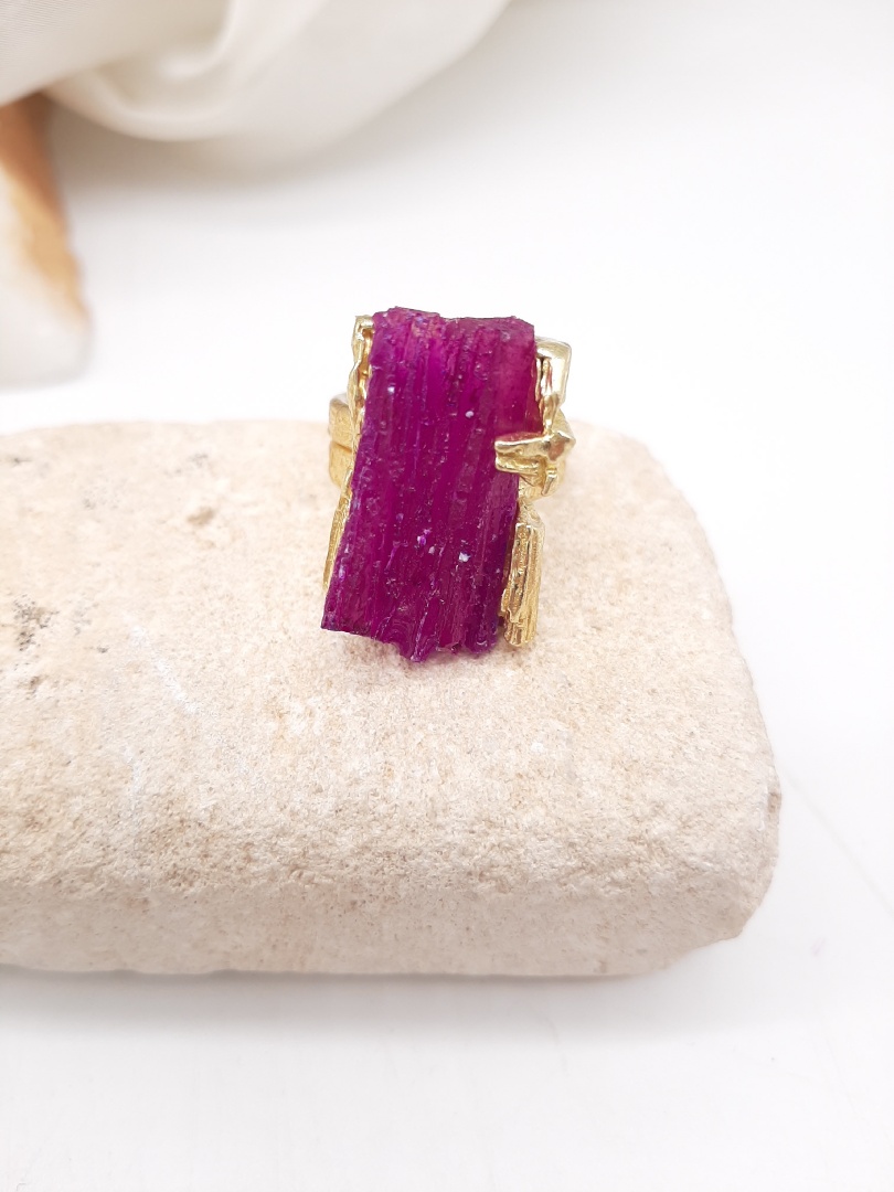 ΔΑΧΤΥΛΙΔΙ ΑΠΟ ΟΡΕΙΧΑΛΚΟ ΚΑΙ ΧΕΙΡΟΠΟΙΗΤΗ, ΕΠΕΞΕΡΓΑΣΜΕΝΗ ΠΕΤΡΑ ΣΕ ΧΡΩΜΑ ΜΑΤΖΕΝΤΑ