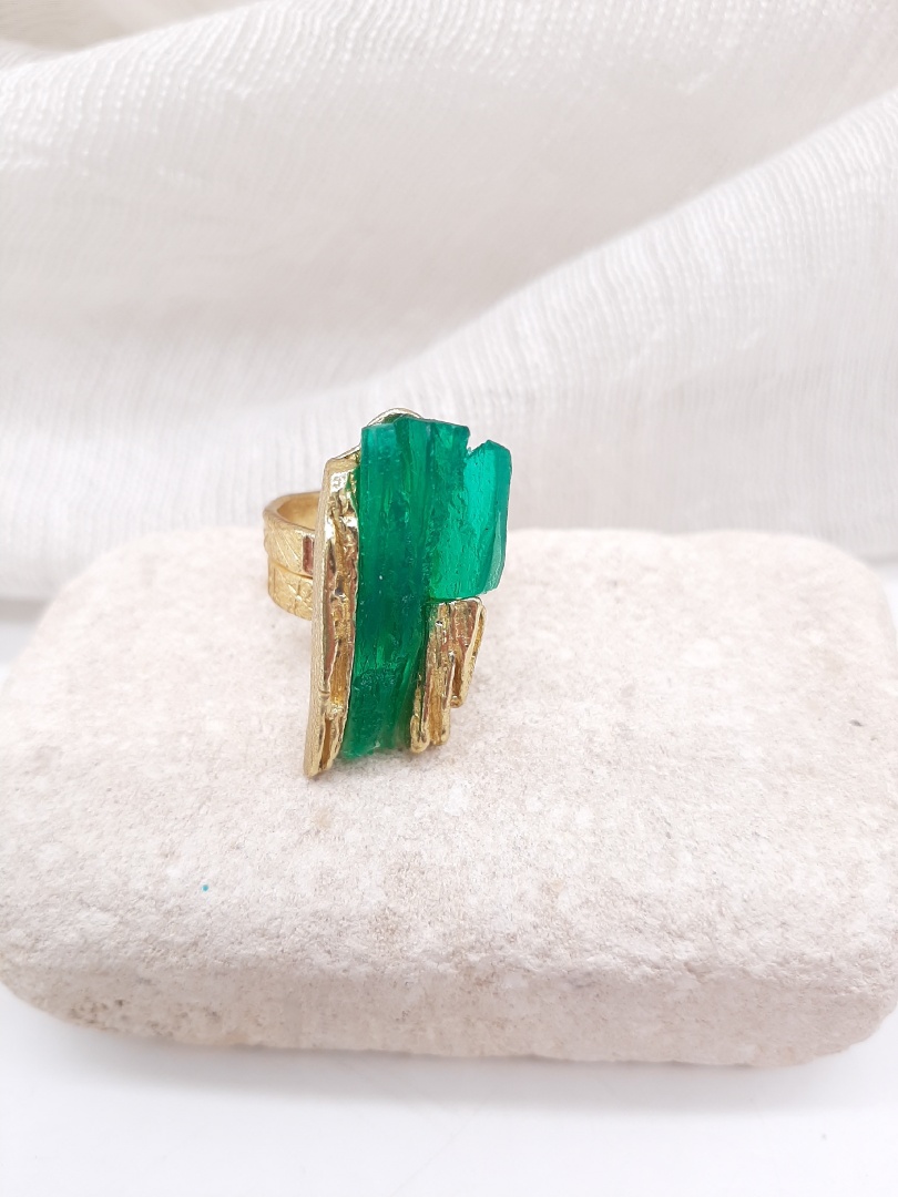 ΔΑΧΤΥΛΙΔΙ ΑΠΟ ΟΡΕΙΧΑΛΚΟ ΚΑΙ ΧΕΙΡΟΠΟΙΗΤΗ, ΕΠΕΞΕΡΓΑΣΜΕΝΗ ΠΕΤΡΑ ΣΤΟ ΧΡΩΜΑ ΤΟΥ ΣΜΑΡΑΓΔΙΟΥ