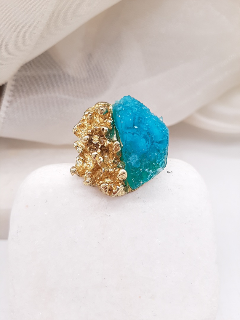 ΔΑΧΤΥΛΙΔΙ ΑΠΟ ΟΡΕΙΧΑΛΚΟ ΚΑΙ ΧΕΙΡΟΠΟΙΗΤΗ, ΕΠΕΞΕΡΓΑΣΜΕΝΗ ΠΕΤΡΑ ΣΕ ΧΡΩΜΑ ΤΥΡΚΟΥΑΖ