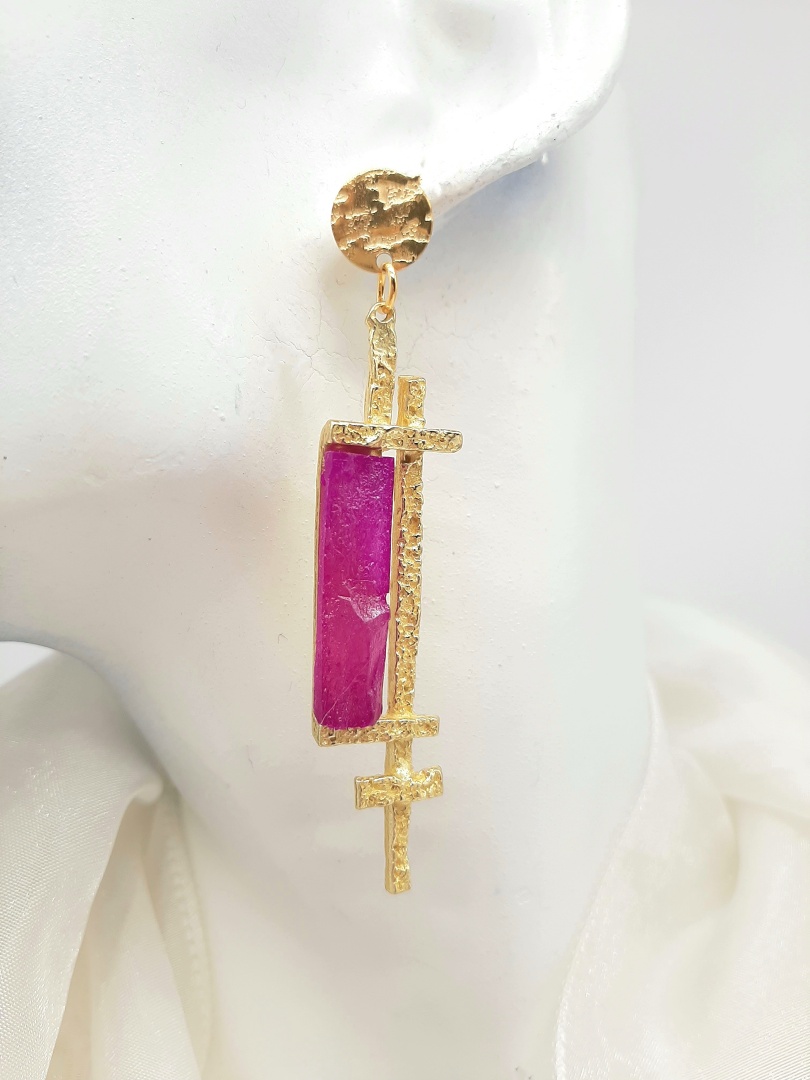 BRASS EARRINGS TIDE WITH HANDMADE MAGENTA'S COLOR SYNTHETIC STONE