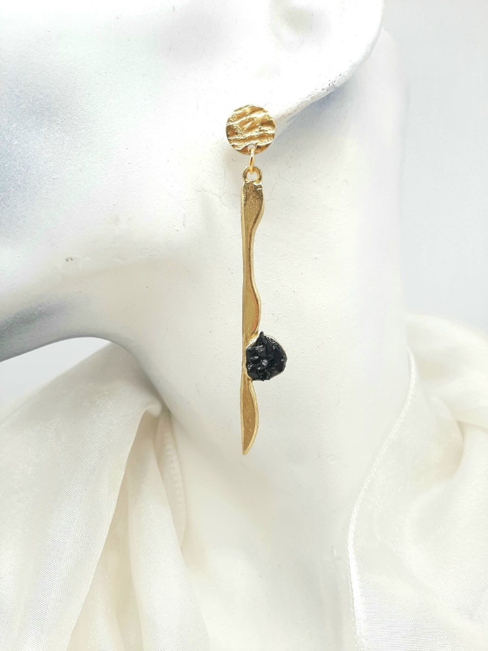 BRASS EARRINGS TIDE WITH HANDMADE BLACK COLOR SYNTHETIC STONE
