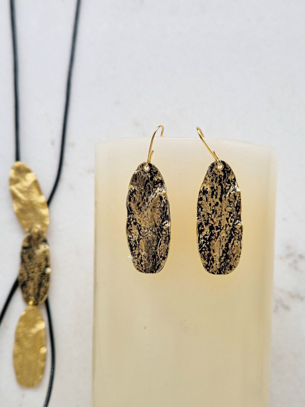 EARRINGS WITH GOLDEN-BLACK COLOR BRASS MOTIFS AND BRONZE HOOKS