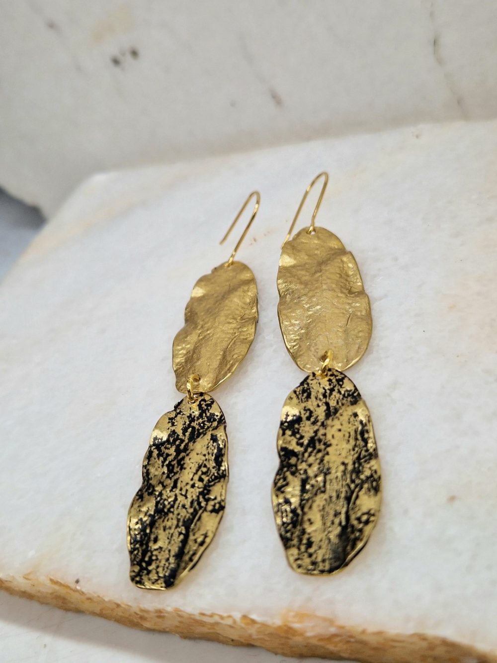 EARRINGS WITH DOUBLE GOLDEN-BLACK COLOR BRASS MOTIFS AND BRONZE HOOKS