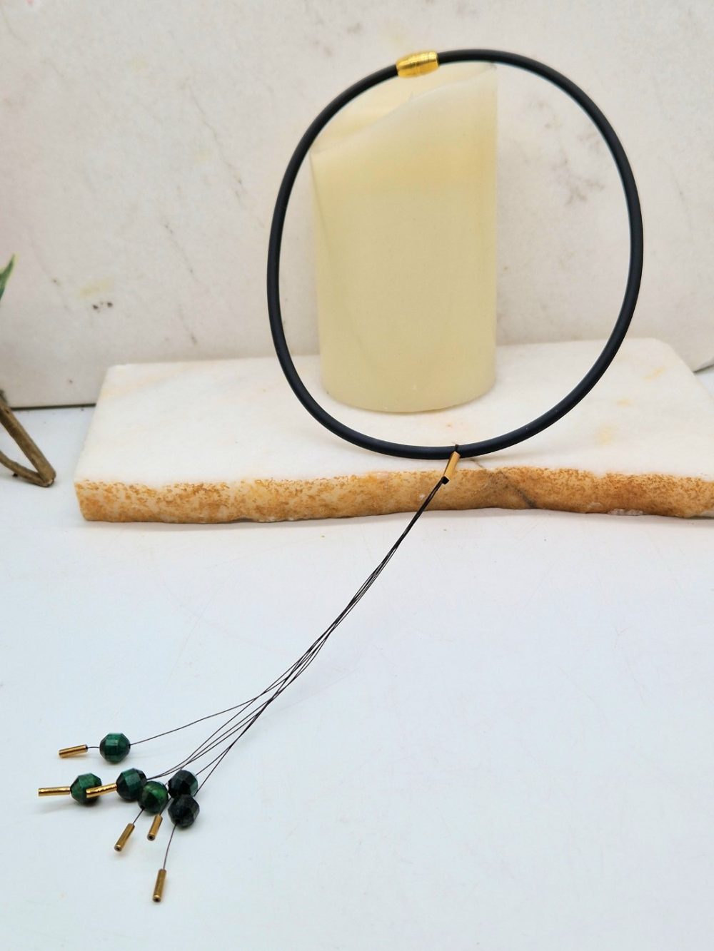 ΧΕΙΡΟΠΟΙΗΤΟ ΚΟΛΙΕ ΜΕ ΠΠΡΑΣΙΝΕΣ ΗΜΙΠΟΛΥΤΙΜΕΣ ΠΕΤΡΕΣ ΚΑΙ ΚΑΟΥΤΣΟΥΚ