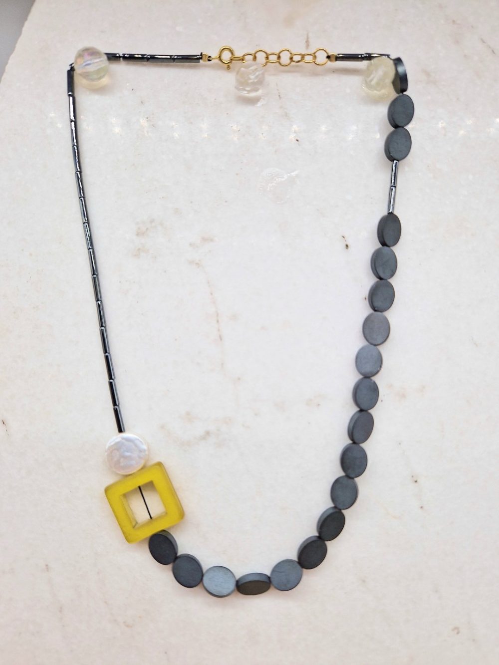 ΧΕΙΡΟΠΟΙΗΤΟ ΚΟΛΙΕ ΜΕ ΓΚΡΙ ΚΑΙ ΜΑΥΡΟΥΣ ΑΙΜΑΤΙΤΕΣ ΚΑΙ ΤΕΤΡΑΓΩΝΗ ΠΕΤΡΑ POLARIS