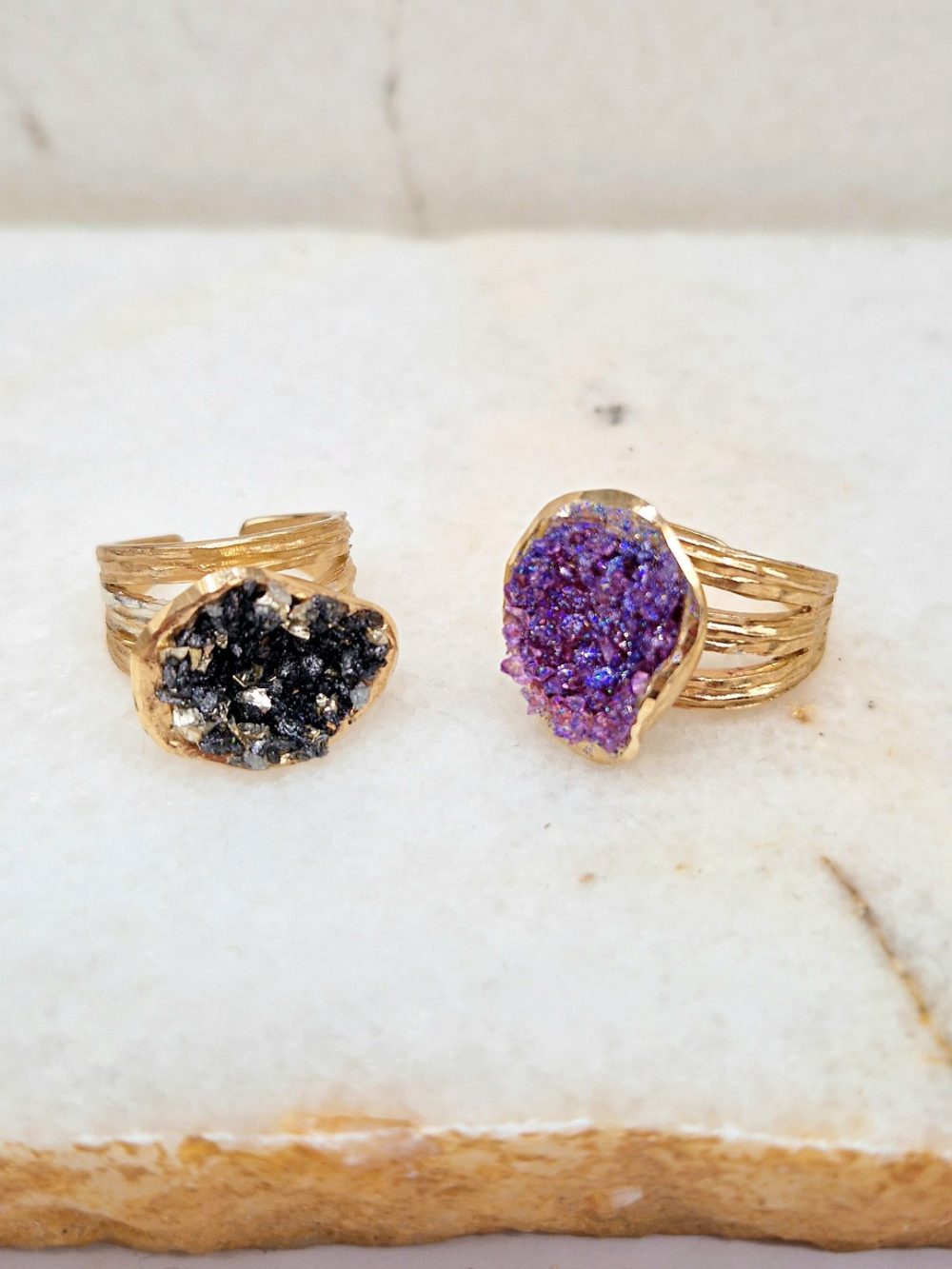 ΔΑΧΤΥΛΙΔΙ ΑΠΟ ΟΡΕΙΧΑΛΚΟ ΜΕ ΜΟΤΙΒΟ ΑΠΟ ΟΡΥΚΤΟΥΣ ΚΡΥΣΤΑΛΛΟΥΣ