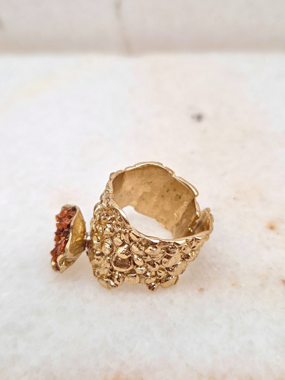 ΔΑΧΤΥΛΙΔΙ ΑΠΟ ΟΡΕΙΧΑΛΚΟ ΣΕ ΧΡΥΣΑΦΙ ΧΡΩΜΑ ΜΕ ΚΑΝΕΛΙ ΚΡΥΣΤΑΛΛΟΥΣ