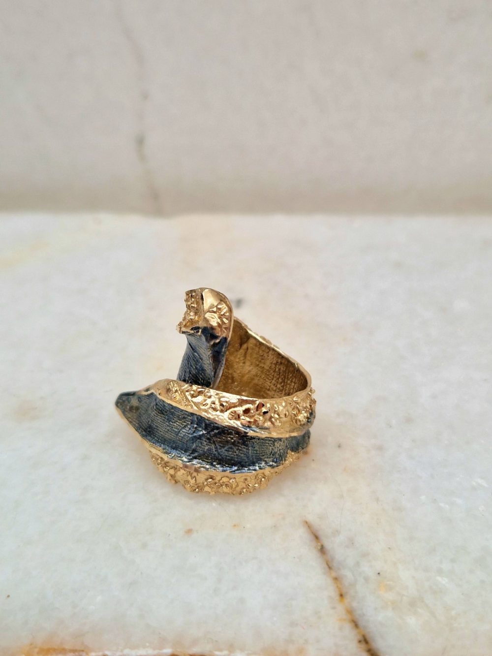 ΔΙΧΡΩΜΟ ΔΑΧΤΥΛΙΔΙ ΑΠΟ ΣΚΑΛΙΣΤΟ ΟΡΕΙΧΑΛΚΟ ΣΕ ΧΡΥΣΑΦΙ ΚΑΙ ΓΚΡΙ ΣΚΟΥΡΟ ΧΡΩΜΑ