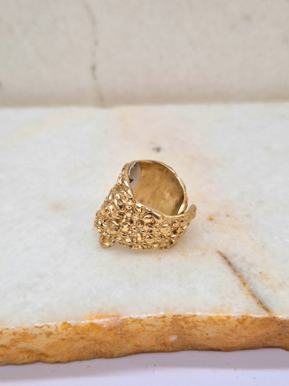 ΔΑΧΤΥΛΙΔΙ ΑΠΟ ΣΚΑΛΙΣΤΟ ΟΡΕΙΧΑΛΚΟ ΣΕ ΧΡΥΣΑΦΙ ΧΡΩΜΑ