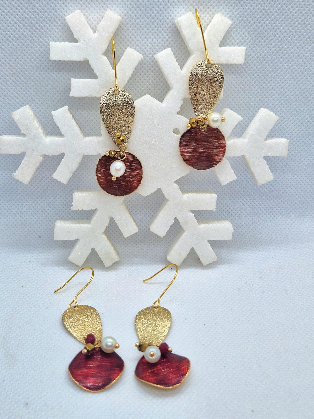 EARRINGS WITH GOLDEN METALIC LEAVES IN TWO COLORS 
