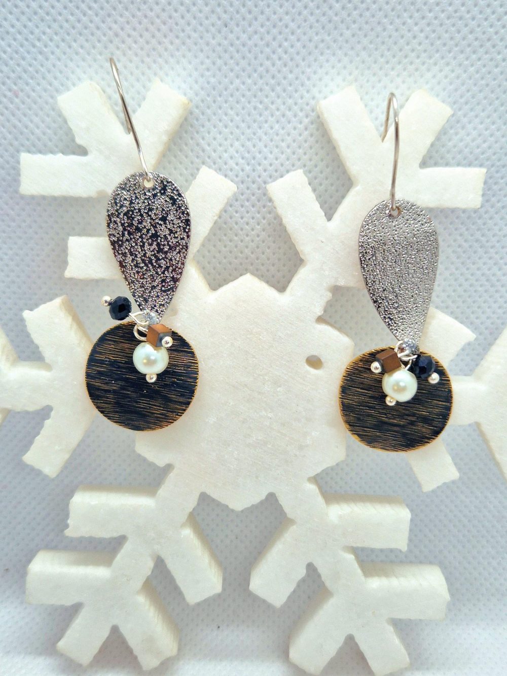 EARRINGS WITH SILVER METALIC LEAVES