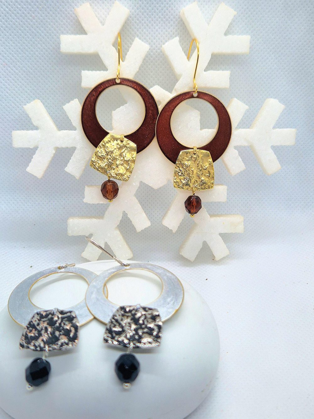 EARRINGS WITH BRASS HOOP IN TWO COLORS 