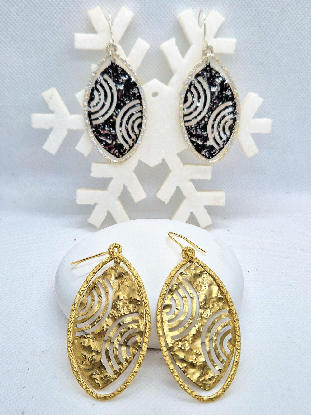 EARRINGS WITH BRASS OVAL HOOP IN TWO COLORS