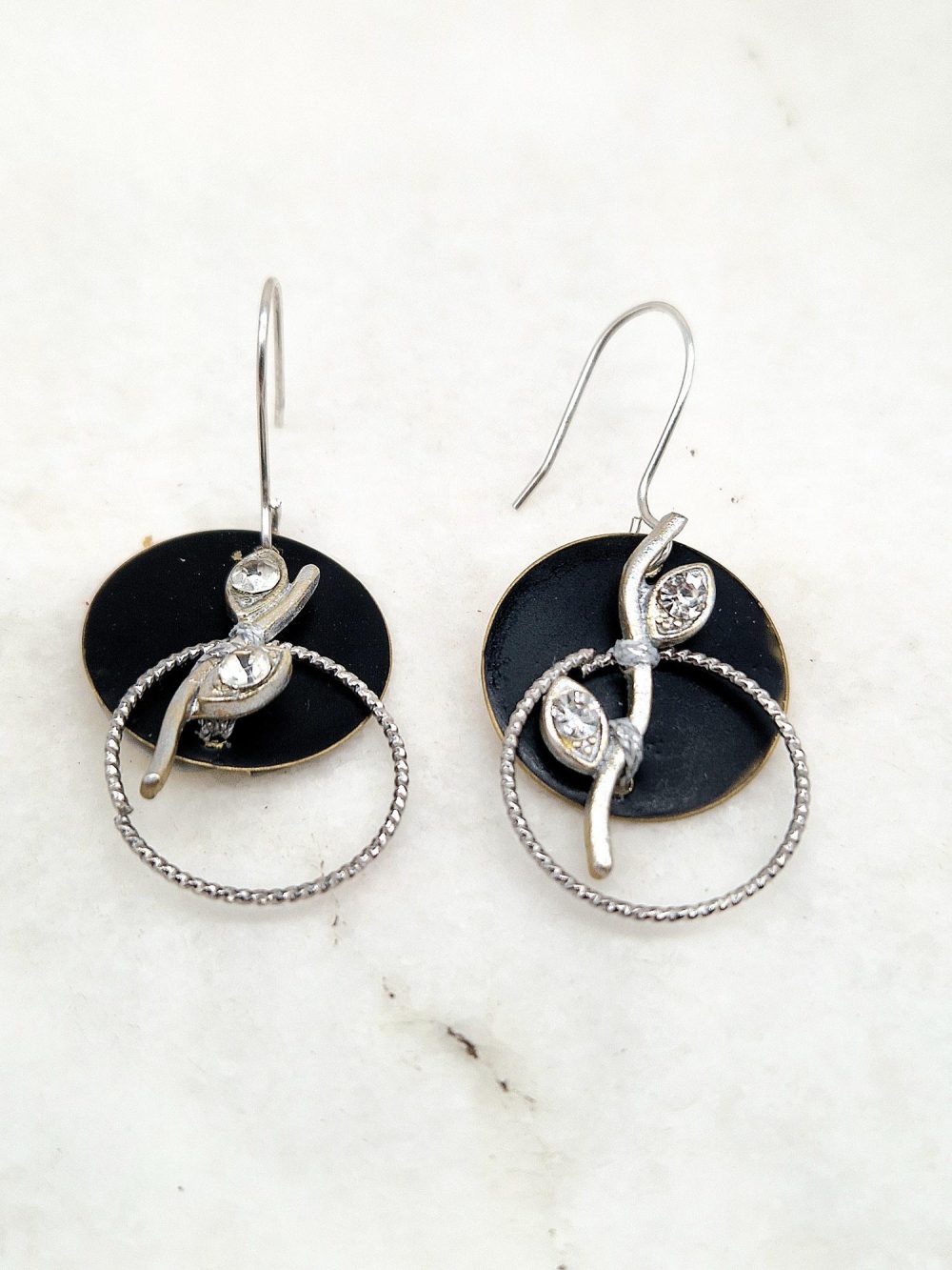 EARRINGS WITH BRASS DISC AND STRASS EYES