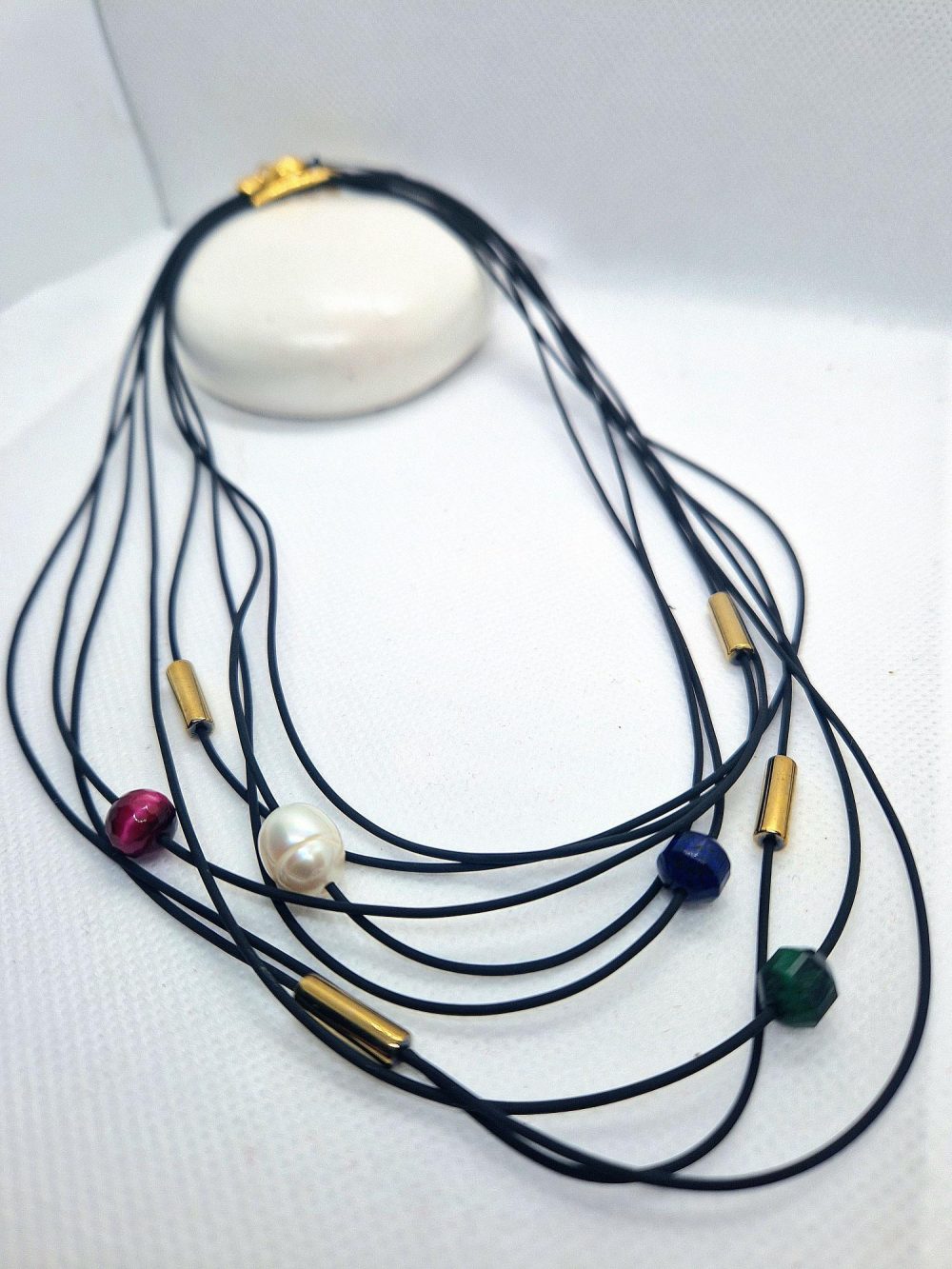 ΧΕΙΡΟΠΟΙΗΤΟ ΚΟΛΙΕ ΚΟΝΤΟ Ή ΜΑΚΡΥ ΜΕ ΔΙΑΦΟΡΕΣ ΟΡΥΚΤΕΣ ΠΕΤΡΕΣ