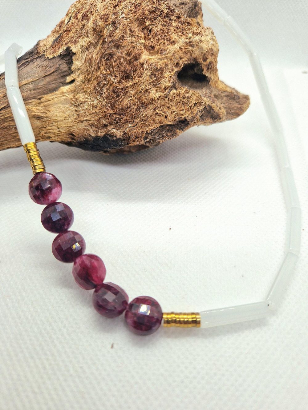 ΧΕΙΡΟΠΟΙΗΤΟ ΚΟΛΙΕ ΜΕ ΛΕΥΚΑ ΚΡΥΣΤΑΛΛΑ ΚΑΙ ΜΠΟΡΝΤΟ ΟΡΥΚΤΕΣ ΠΕΤΡΕΣ ΝΕΦΡΙΤΗ