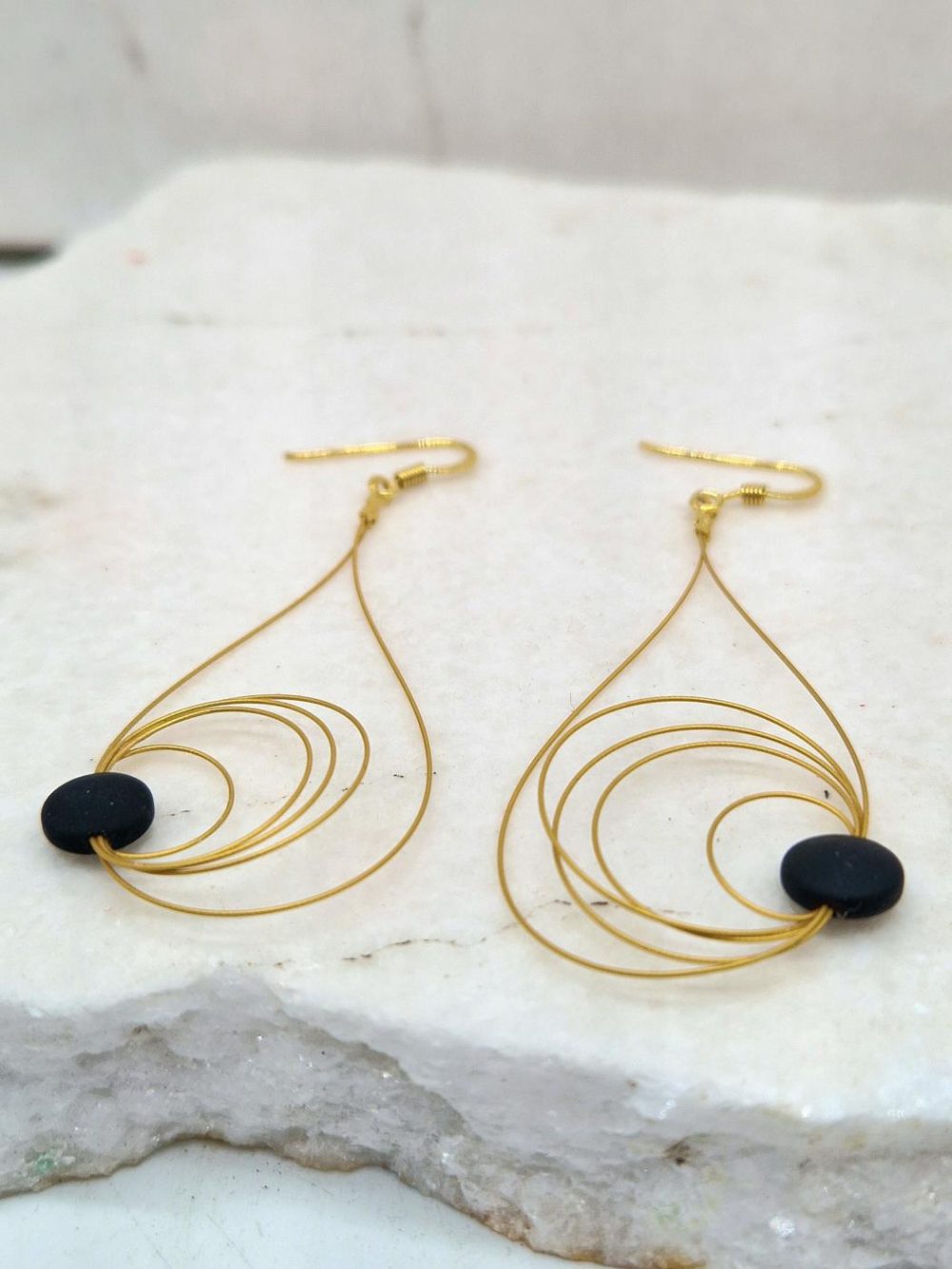EARRINGS WITH GOLDEN STEEL WIRE AND BLACK ONYX