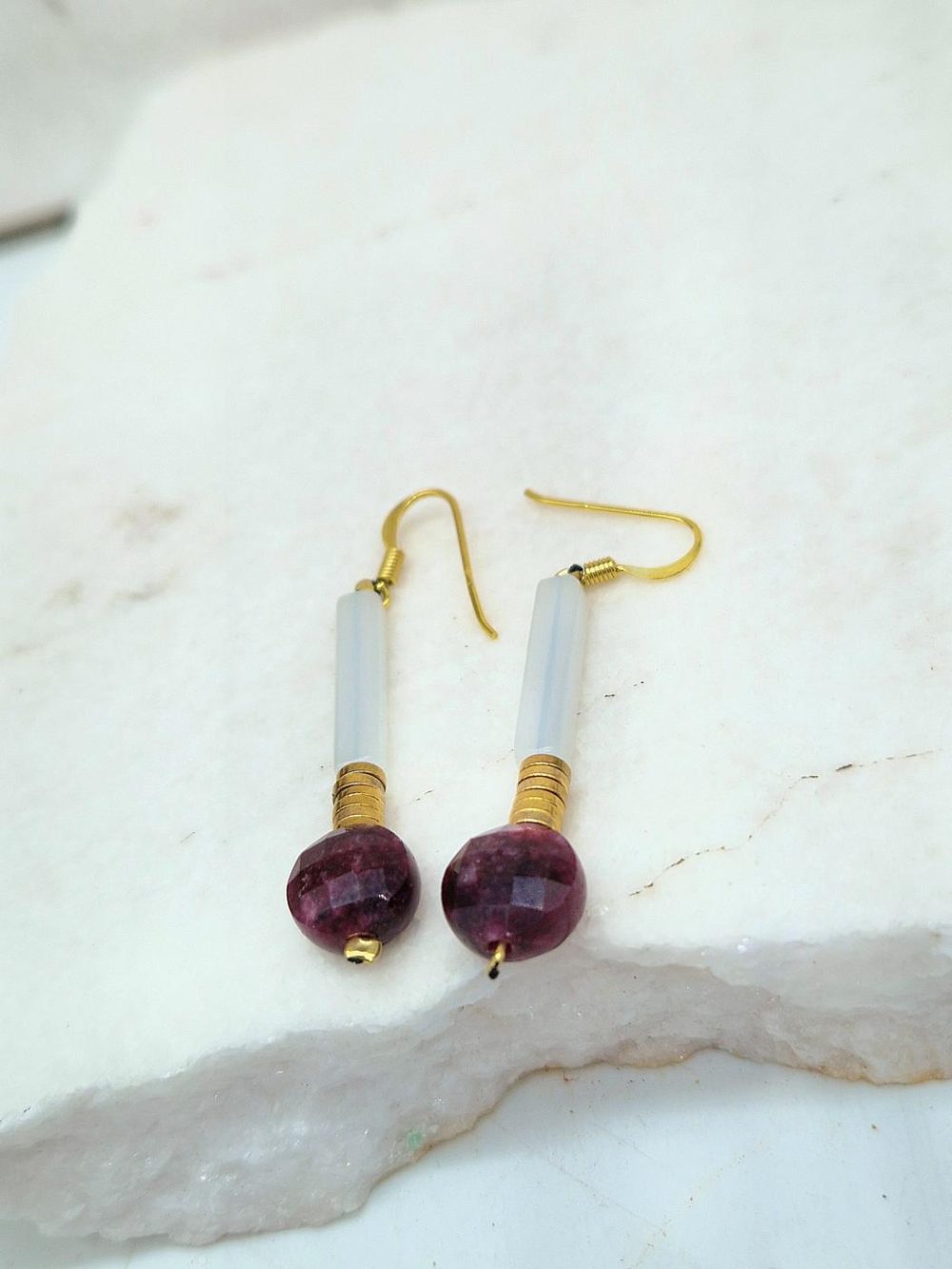EARRINGS WITH  GARNET JADE AND CRYSTALS.  EFSIS410-015