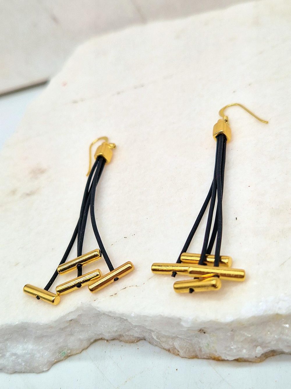 EARRINGS WITH GOLDEN METALIC ELEMENTS