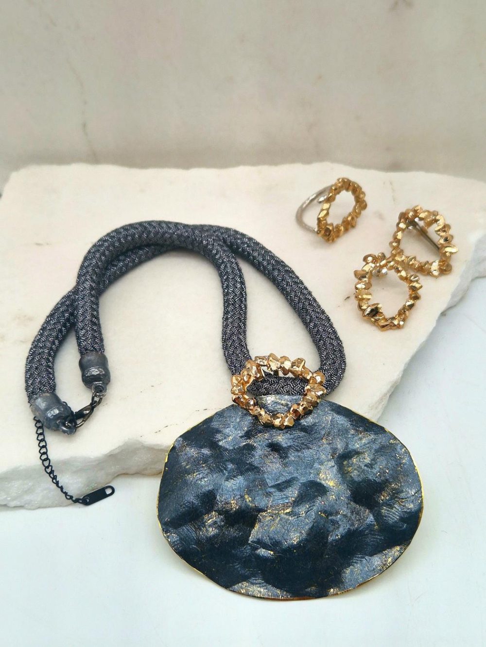 ΧΕΙΡΟΠΟΙΗΤΟ ΚΟΛΙΕ ΑΠΟ ΣΦΥΡΗΛΑΤΟ ΟΡΕΙΧΑΛΚΟ ΜΕ ΣΚΟΥΡΑ ΠΑΤΙΝΑ