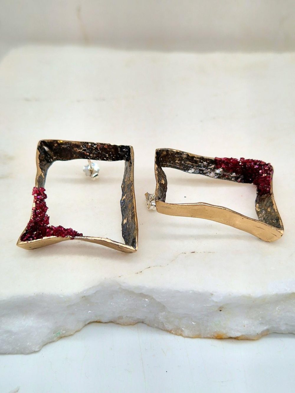 BRASS SQUARES EARRINGS WITH GARNET CRYSTALS