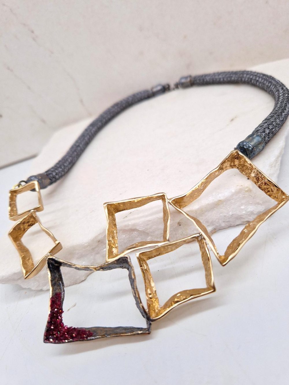 ΧΕΙΡΟΠΟΙΗΤΟ ΚΟΛΙΕ ΜΕ ΕΝΩΜΕΝΑ ΤΕΤΡΑΓΩΝΑ ΑΠΟ ΟΡΕΙΧΑΛΚΟ