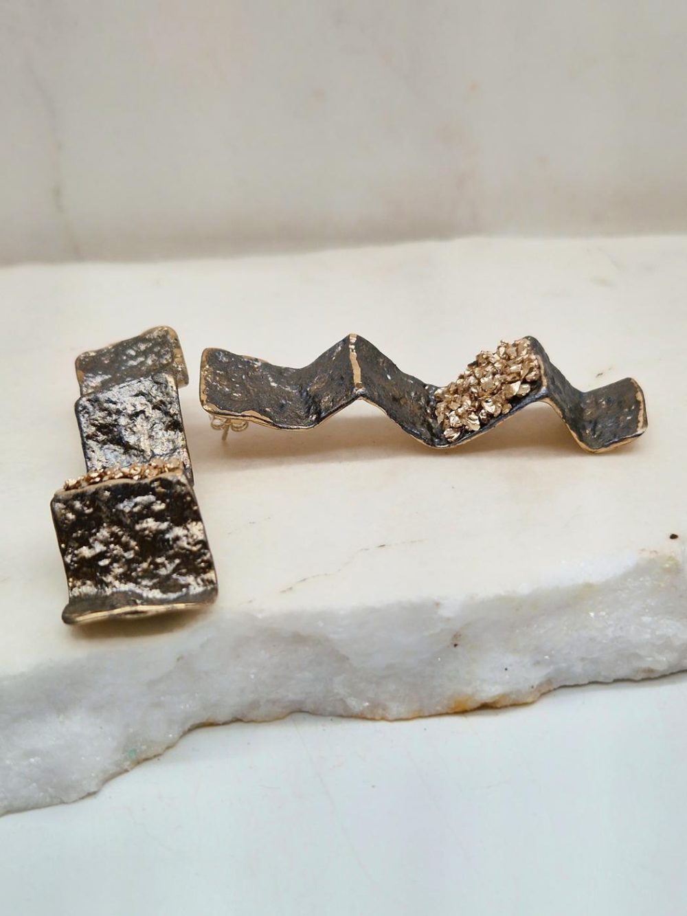 BRASS EARRINGS WITH PATTERNS LIKE ZIGZAG LINE