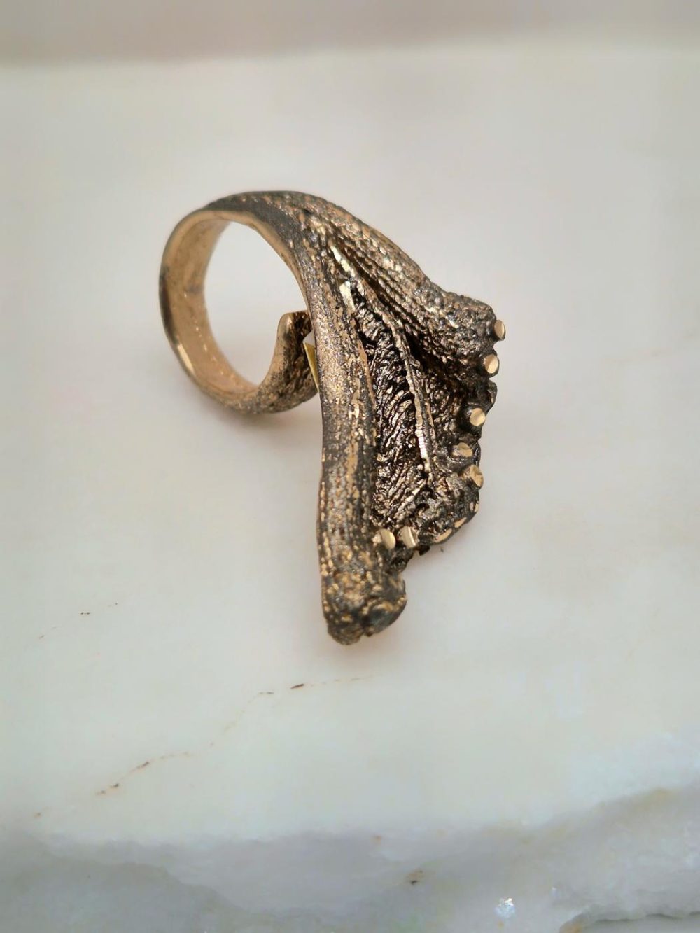 ΔΑΧΤΥΛΙΔΙ ΑΠΟ ΣΚΑΛΙΣΤΟ ΟΡΕΙΧΑΛΚΟ ΜΕ ΜΠΡΟΝΖΕ ΠΑΤΙΝΑ