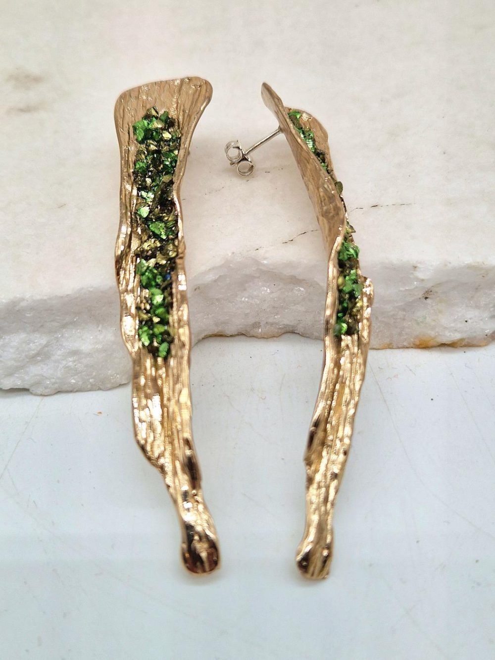 BRASS EARRINGS DECORATED WITH MOLDAVITE CRYSTALS