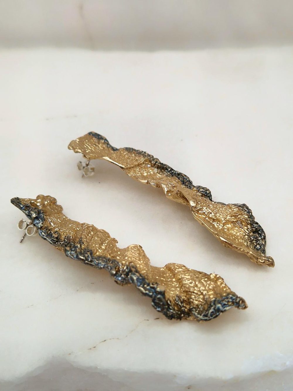 BRASS EARRINGS WITH PATTERNS LIKE WRINKLED RIBBON