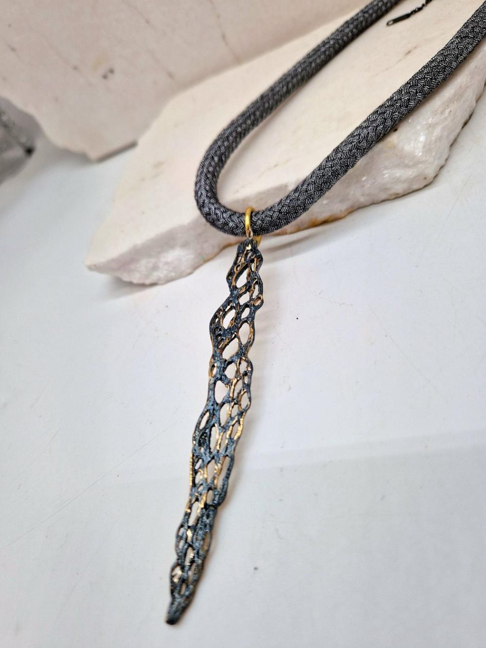 ΧΕΙΡΟΠΟΙΗΤΟ ΚΟΛΙΕ ΜΕ ΤΡΥΠΗΤΟ ΜΟΤΙΒΟ ΣΑΝ ΔΙΧΤΥ